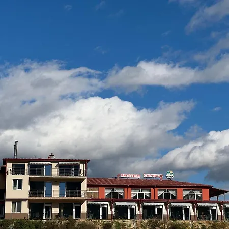 Motel Sarnitsa 汽车旅馆 2*